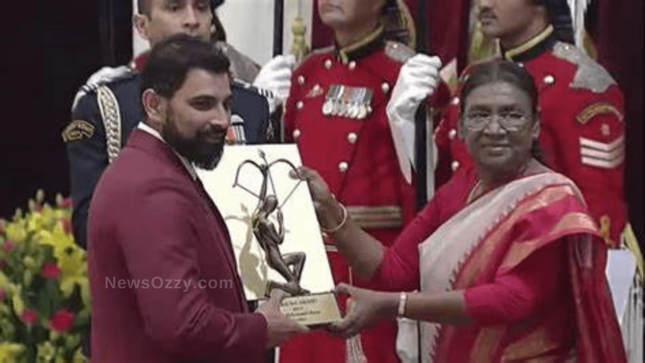 Mohammed Shami receives the Arjuna Award from the President of India